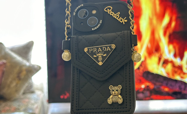 Sophistiquée, intemporelle et ultra-pratique, cette coque Prada noire est l’accessoire parfait pour les femmes qui aiment allier luxe et fonctionnalit